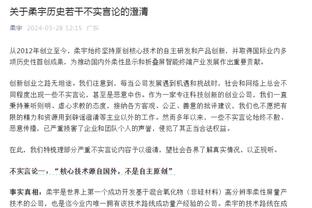 不愧是我看上的！滕哈赫赛后拥抱霍伊伦，将后者的头揽进胸口